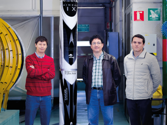 Apoyo en la construccion del cohete por parte del los profesores Johan Osma y Fabio Rojas | Uniandes