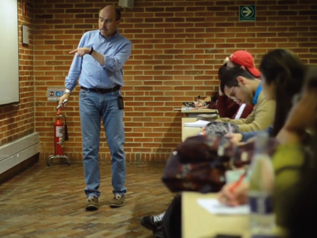 Estudiantes en clase con el profesor Luis Mario Mateus | Uniandes