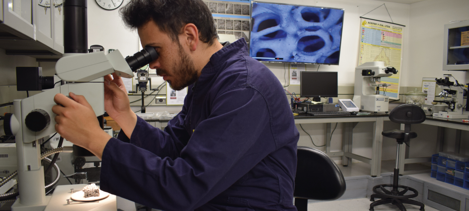 Estudiante trabajando en el laboratorio de microscopía óptica | Uniandes