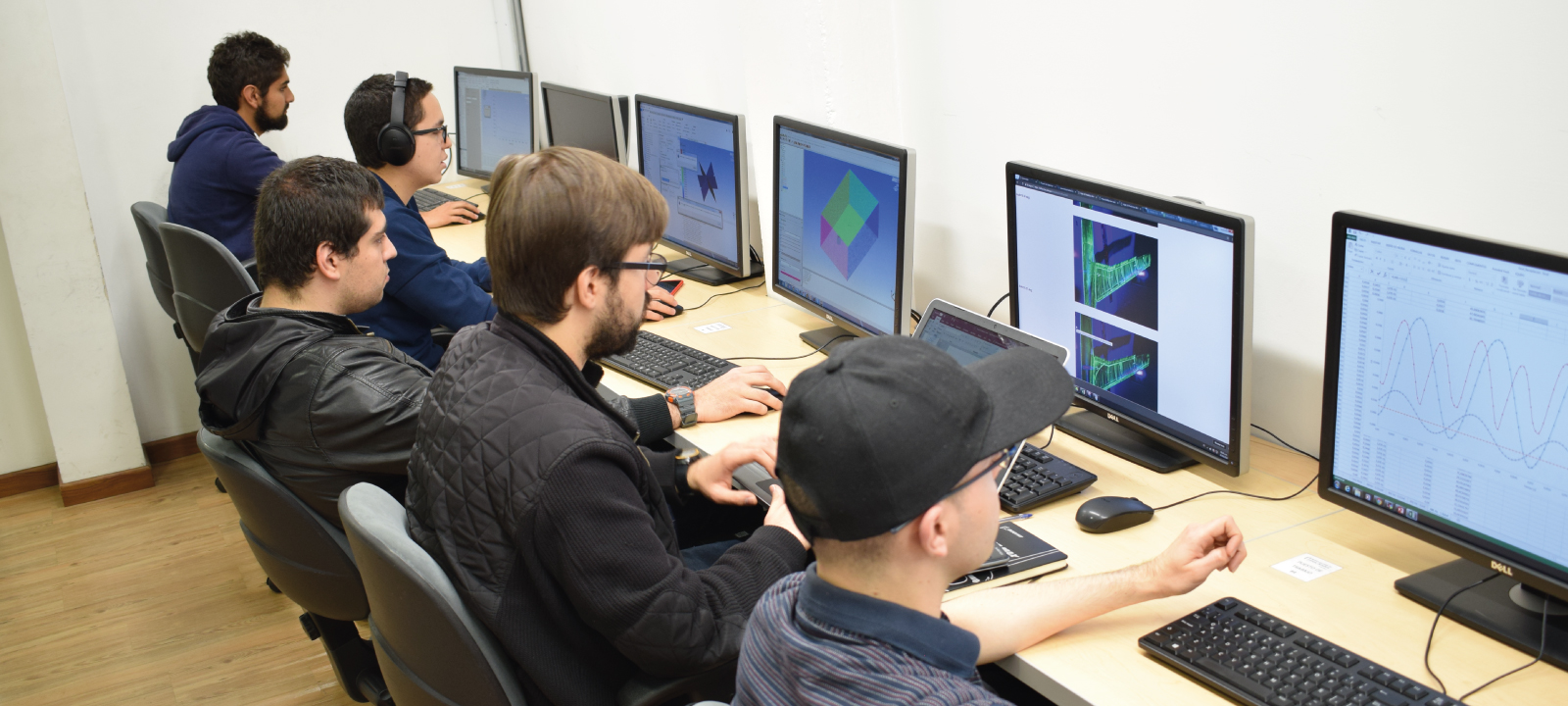 Estudiantes trabajando en la sala de simulación | Uniandes