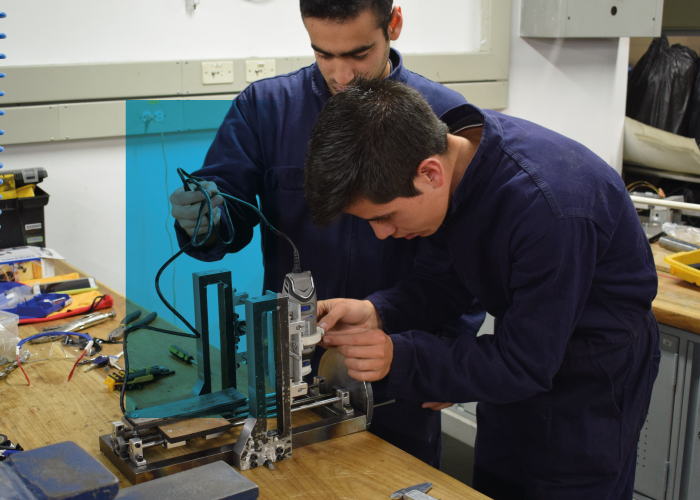 Estudiantes trabajando en el laboratorio de manufactura 