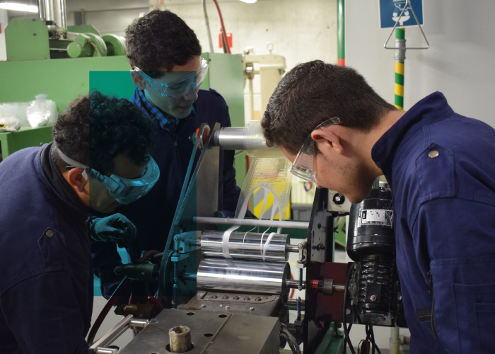 Estudiantes trabajando en el laboratorio de simulación y procesos de polímeros 