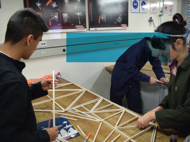 Estudiantes creando una estructura en el laboratorio de manufactura 