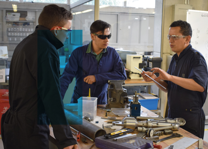 Estudiantes trabajando en laboratorio de manufactura IMEC