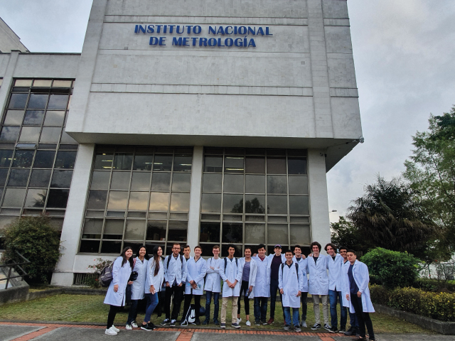Estudiantes de la clase fundamento de experimentación visitan el Instituto Nacional de Metrología
