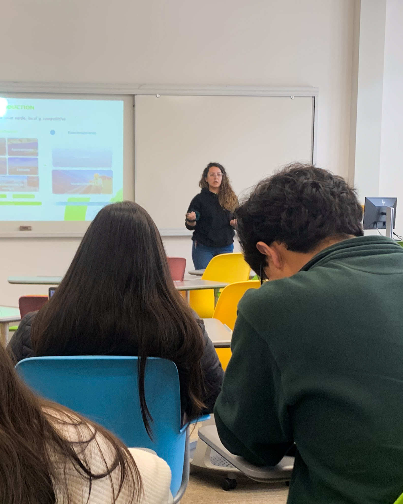 Foto 3 - Charla Egresado María Salamanca