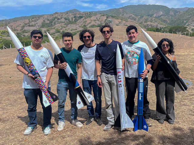 Estudiantes de Ingeniería Mecánica hacen parte de la primera generación certificada en cohetería de alta potencia en Colombia