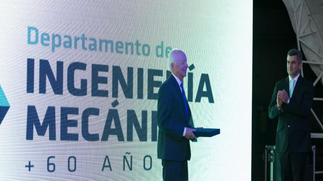 Celebración de los más de 60 años del Departamento de Ingeniería Mecánica Profesor Rafael Beltrán recibiendo reconocimiento de toda una vida como profesor de la Universidad de los Andes