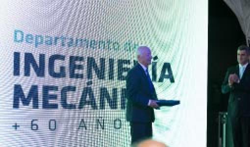 Celebración de los más de 60 años del Departamento de Ingeniería Mecánica Profesor Rafael Beltrán recibiendo reconocimiento de toda una vida como profesor